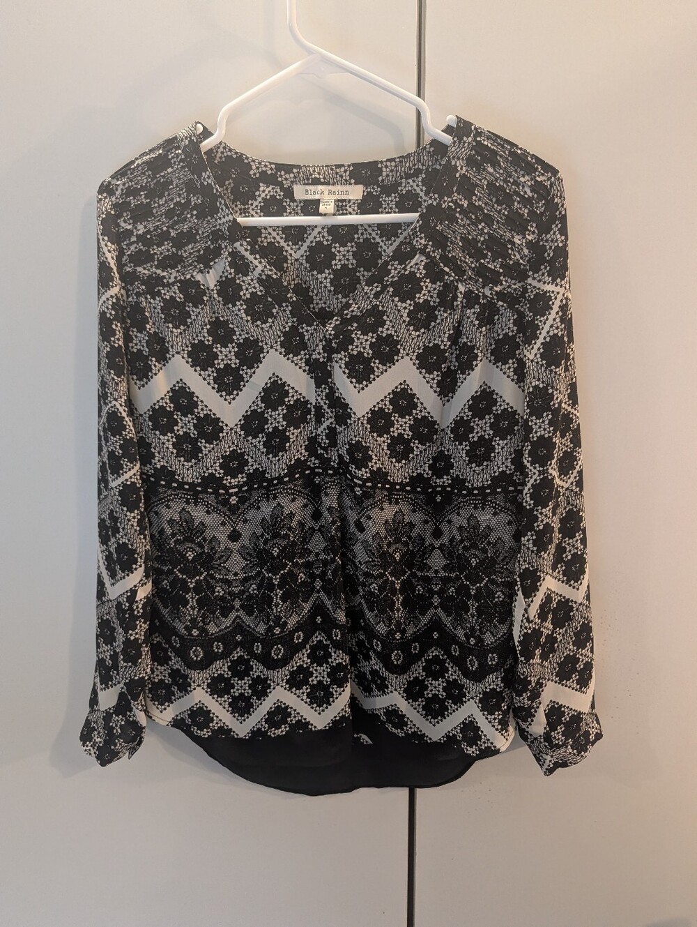 Black Rainn Black & White Geometric Floral V-Neck Blouse Small